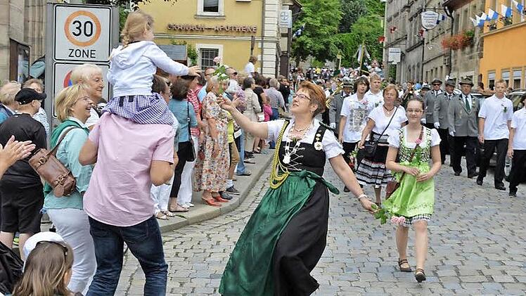 Am Sonntag, 17. August, ziehen die Schützen durch Kronach. Foto: Archiv/Ronald Rinklef