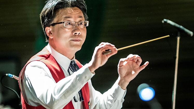 Daxi Pan dirigiert den Musikverein Rödental.Foto: Jochen Berger