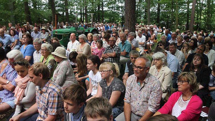 Nahezu 400 Besucher hatten sich bei schönem Wetter zum traditionellen Waldgottesdienst auf dem "Mohrenberg" zwischen Gleisenau und Schönbrunn eingefunden.
