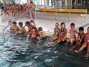 Die Poxdorfer Schüler   fühlen sich im Wasser wohl. Foto: Dagmar Niemann