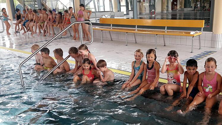 Die Poxdorfer Schüler   fühlen sich im Wasser wohl. Foto: Dagmar Niemann