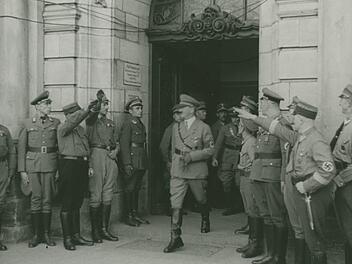Adolf Hitler verlässt am 15. Oktober 1935 das Coburger Rathaus.  Foto: Staatsarchiv Coburg, 6_9-237