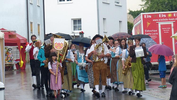 Beim Kreismusikfest in Strahlungen regnete es kräftig. Die Aktiven waren gut durchgeweicht. Foto: Manfred Mellenthin