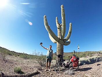 Selfie mit Monsterkaktus - Bastian Heimberger ist auf Radeltour quer durch die USA unterwegs. Foto: privat