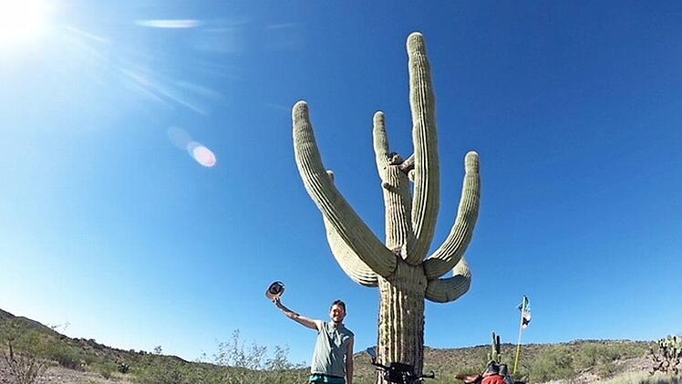 Selfie mit Monsterkaktus - Bastian Heimberger ist auf Radeltour quer durch die USA unterwegs. Foto: privat