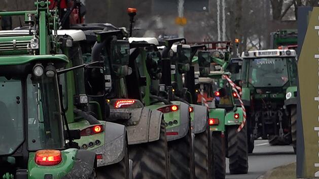 Bauernproteste in Franken: Polizei beendet Blockade an A3 - Mist-Aktion sorgt f&uuml;r &Auml;rger