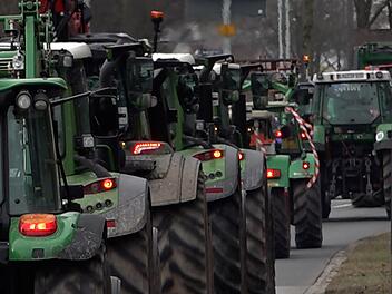 Bauernproteste in Franken: Polizei beendet Blockade an A3 - Mist-Aktion sorgt für Ärger