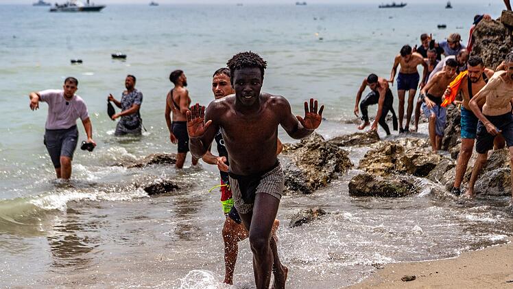 Migranten in Spanien-Exklave Ceuta