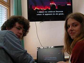 Für Lisa Graskamp und Tobias Zimmermann am Jack-Steinberger-Gymnasium ist der Computer mit seinen Darstellungsmöglichkeiten zu einem selbstverständlichen Unterrichtsmittel geworden. Foto: Thomas Ahnert