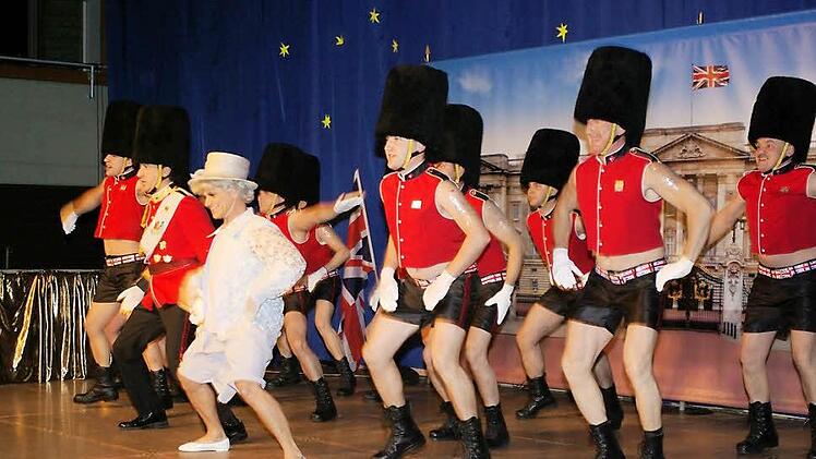 Das Männerballett persifliert die Feierlichkeiten zum Thronjubiläum der Queen. Foto: Winfried Ehling