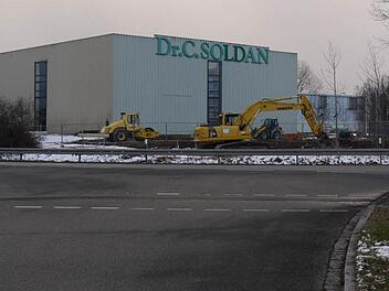 Neben dem bestehenden Gebäude der Firma Soldan in Adelsdorf arbeiten schon die Bagger.  Foto: Pauline Lindner