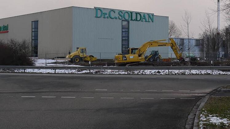 Neben dem bestehenden Gebäude der Firma Soldan in Adelsdorf arbeiten schon die Bagger.  Foto: Pauline Lindner