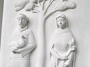 Noch ist es im Kleinformat in Gips ausgearbeitet - das neue Relief für die Kapelle am Franziskusweg. Im kommenden Jahr soll die Tafel in Eichenholz geschnitzt sein. Foto: Hanns Friedrich
