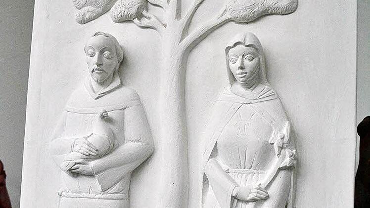 Noch ist es im Kleinformat in Gips ausgearbeitet - das neue Relief für die Kapelle am Franziskusweg. Im kommenden Jahr soll die Tafel in Eichenholz geschnitzt sein. Foto: Hanns Friedrich
