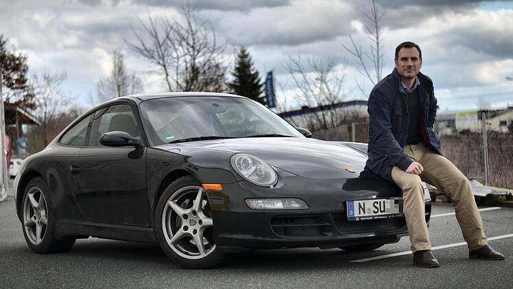 Stefan Ulzheimer und sein Auto mit Wunschkennzeichen. Foto: Nikolas Pelke