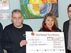 Bei der Überreichung der Spende des Stammtischs (von links): Jürgen Scheppe, Kassier Horst Lengenfelder, Gabriele Wirth und Bürgermeister Torsten Gunselmann  Foto: Mathias Erlwein