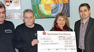 Bei der Überreichung der Spende des Stammtischs (von links): Jürgen Scheppe, Kassier Horst Lengenfelder, Gabriele Wirth und Bürgermeister Torsten Gunselmann  Foto: Mathias Erlwein