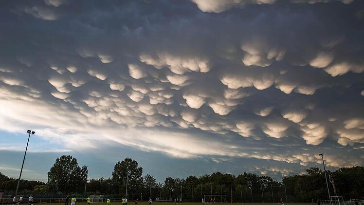 Über dem Gelände des FC Sand war die Wolkenformation zu entdecken.Foto: Rene Rupprecht