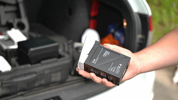 Mit dem Lithium-Polymer-Akku kann die Drohne rund 15 Minuten in der Luft bleiben. Foto: Ronald Rinklef