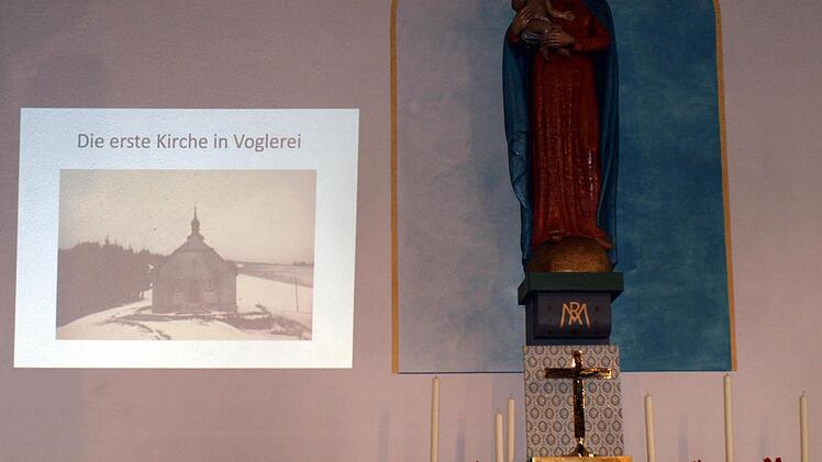 Mit Bildern untermalte Kirchenpfleger Hermann Küpferling seine Zeitreise in die Anfänge des Gotteshauses St. Marien in der Schnaid. Foto: Susanne Deuerling