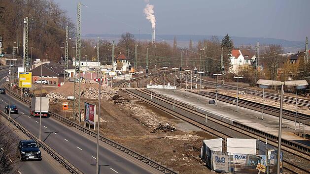 Noch lagert Bauschutt auf dem Areal neben den Gleisen im Coburger Bahnhof. Dort k&ouml;nnten bis zu 250 Autos abgestellt werden. Wenn der alte Treppenaufgang (vorne rechts,umgeben von den Bauz&auml;unen) wieder nutzbar ist, w&auml;re eine Verbindung in die Unterf&uuml;hrung unter den Bahnsteigen vorhanden. Foto: Christoph Winter
