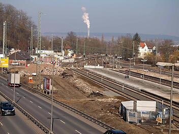 Noch lagert Bauschutt auf dem Areal neben den Gleisen im Coburger Bahnhof. Dort könnten bis zu 250 Autos abgestellt werden. Wenn der alte Treppenaufgang (vorne rechts,umgeben von den Bauzäunen) wieder nutzbar ist, wäre eine Verbindung in die Unterführung unter den Bahnsteigen vorhanden. Foto: Christoph Winter