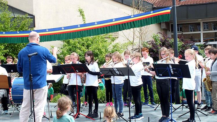 Die Bläserklassen 1 und 2 (im Bild) umrahmten unter ihren Dirigenten Heimo Bierwirth das Schulfest der Grund- und Mittelschule Zeil/Sand musikalisch.