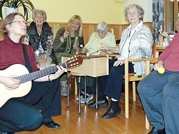 Musikwissenschaftlerin Kerstin Jaunich musiziert mit den Bewohnern des Alten- und Pflegeheims St. Elisabeth in Neunkirchen. Foto: Petra Malbrich