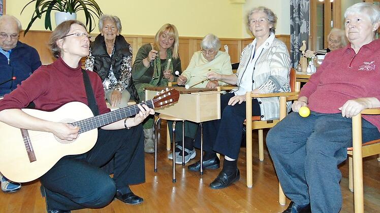 Musikwissenschaftlerin Kerstin Jaunich musiziert mit den Bewohnern des Alten- und Pflegeheims St. Elisabeth in Neunkirchen. Foto: Petra Malbrich