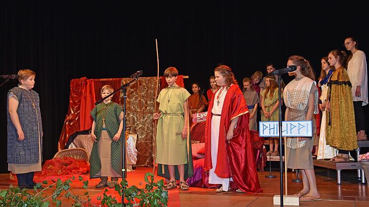Lydia (Christina Müller, Zweite von rechts) trifft die jüdische Gemeinde in Philippi und lässt sich von Paulus (Ivo Schwinn, Bildmitte) taufen.Ulrike Langer
