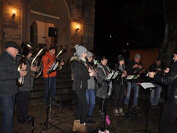 Wie in jedem Jahr spielen die Altenberg-Musikanten vor der Kirche adventliche Melodien .  Foto: Arthur Stollberger/Archiv