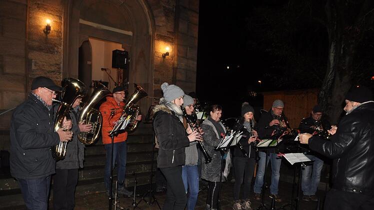Wie in jedem Jahr spielen die Altenberg-Musikanten vor der Kirche adventliche Melodien .  Foto: Arthur Stollberger/Archiv