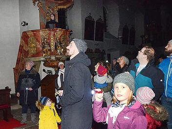 Ein voller Erfolg war die Kirchenführung mit Taschenlampen in der Wallfahrtskirche Mariä Geburt in Glosberg mit Kirchenführerin Annette Urban.  Foto: K.-H. Hofmann