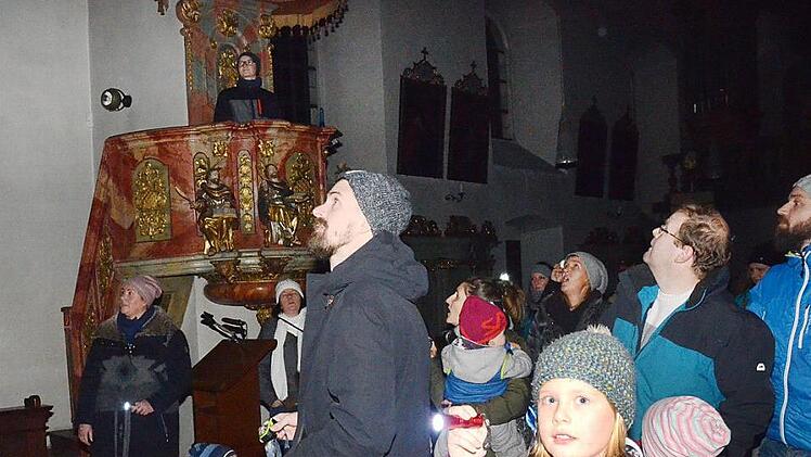 Ein voller Erfolg war die Kirchenführung mit Taschenlampen in der Wallfahrtskirche Mariä Geburt in Glosberg mit Kirchenführerin Annette Urban.  Foto: K.-H. Hofmann