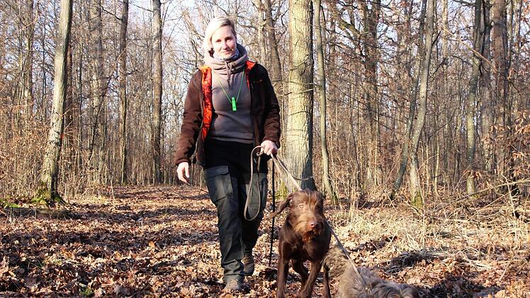 Immer mehr Frauen machen den Jagdschein. Die Fränkin Anna Then streift hier mit Arri und Jule durchs Revier. Foto: Diana Fuchs