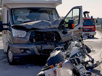 Wohnmobil und Motorrad kollidieren frontal auf Staatsstra&szlig;e