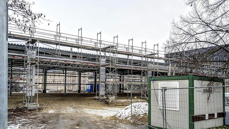 Blick auf den Rohbau des neuen CEB-Sozialgebäudes und die neue Fahrzeughalle in der Bamberger Straße.Jochen Berger