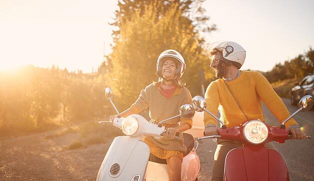 In Neapel kann man die Sonne nicht nur am Strand genie&szlig;en, sondern auch auf der Vespa.