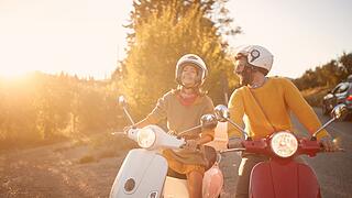 In Neapel kann man die Sonne nicht nur am Strand genie&szlig;en, sondern auch auf der Vespa.