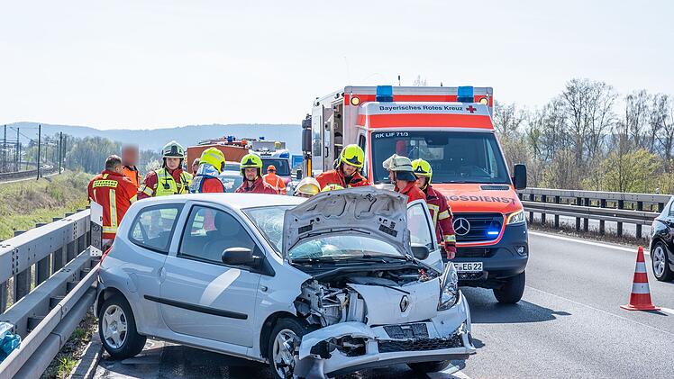 Fahrerin prallt auf A73 im Kreis Bamberg gegen Baustellen-Anhänger