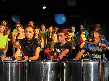Der Unterstufenchor der Klassen 5 und 6 mit der Percussiongruppe der Klassen 5 zeigten ihr Können. Foto: Doris Bauer