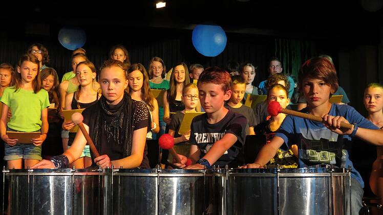 Der Unterstufenchor der Klassen 5 und 6 mit der Percussiongruppe der Klassen 5 zeigten ihr Können. Foto: Doris Bauer