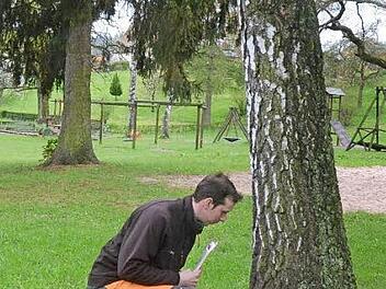 Michael Weißerth ist zertifizierter Baumkontrolleur der Gemeinde Stockheim und weiß, wie wichtig es ist, verantwortungsvoll mit Bäumen umzugehen. Foto: Karl-Heinz Hofmann