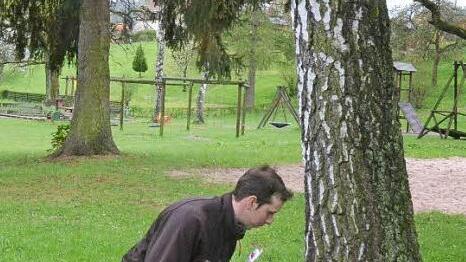Michael Weißerth ist zertifizierter Baumkontrolleur der Gemeinde Stockheim und weiß, wie wichtig es ist, verantwortungsvoll mit Bäumen umzugehen. Foto: Karl-Heinz Hofmann