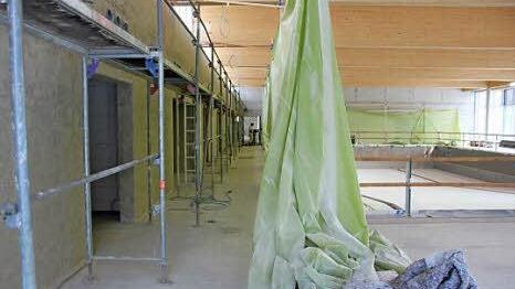 Innenbereich des Hallenbades in Ebern: Hier muss neu verputzt werden.