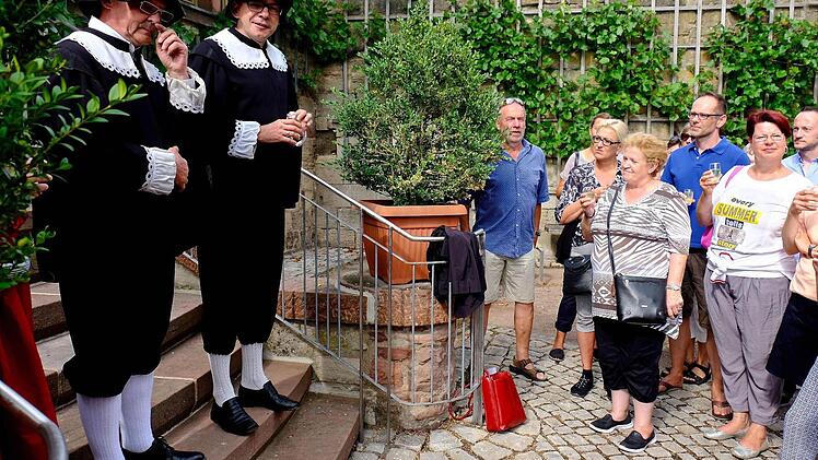 Manfred Scheller (links) und Armin Warmuth in historischem Gewand. Warmuth hat seine Wettschuld eingelöst. Foto: Gerd Schaar