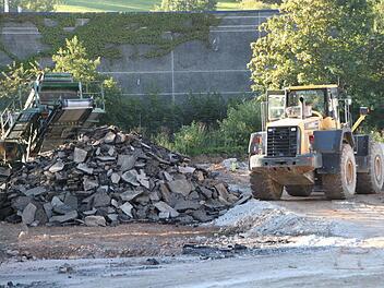 Kein Baustopp verhängt: Der Abtransport des Schuttes auf dem Gelände der ehemaligen Textilfabrik geht weiter. Foto: Ulrike Müller