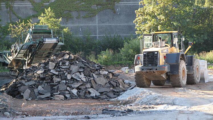Kein Baustopp verhängt: Der Abtransport des Schuttes auf dem Gelände der ehemaligen Textilfabrik geht weiter. Foto: Ulrike Müller