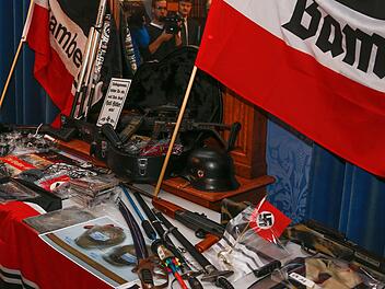 Ein Arsenal an Waffen und Propagandamaterial haben Fahnder bei Neonazis im Herbst 2015 in Stadt und Landkreis Bamberg gefunden. Foto: Matthias Hoch/Archiv