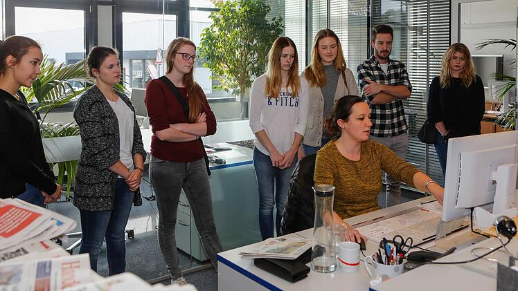 Nina, Mareike, Thomas, Leonie, Sarah, Katharina und Theresa blicken Chefredaktions-Assistentin Maresa Schlemmer über die Schulter. Foto: Matthias Hoch